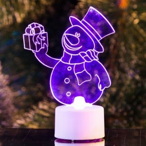 Отзывы Фигура светодиодная на подставке Снеговик с подарком 2D 1LED RGB 10см Питание от 3 AG13(LR44)