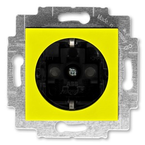 Розетка ABB Levit с заземлением со шторками 16А жёлтый / дымчатый чёрный (5520H-A03457 64W)